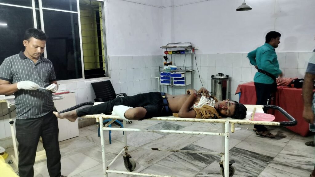बाइक की टक्कर से दो युवक घायल, हालत गंभीर बाइक की टक्कर से दो युवक घायल, हालत गंभीर
