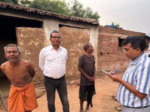 बिरहोर जनजाति गांव बिंगाड़ा का परियोजना निदेशक ने किया निरीक्षण, विकास कार्यों का दिया आश्वासन