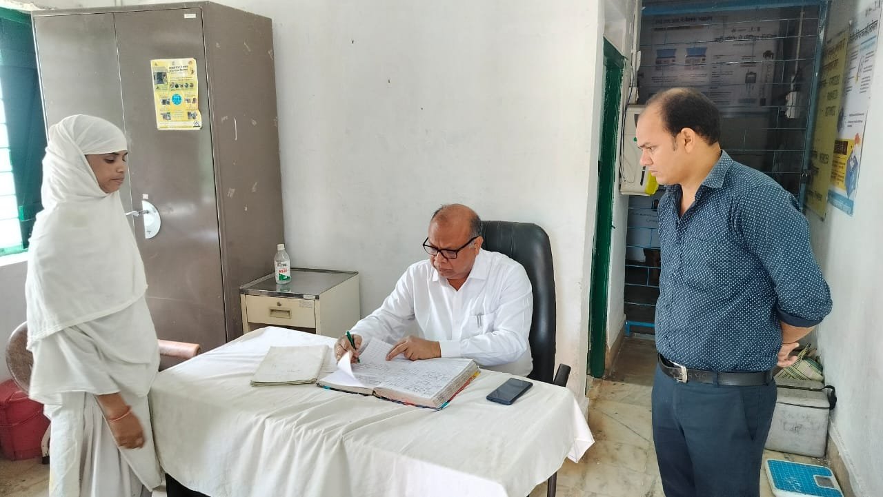 सिविल सर्जन पहुंचे उधवा पीएचसी,तीन दिनों चिकित्सक अनुपस्थित सिविल सर्जन पहुंचे उधवा पीएचसी,तीन दिनों चिकित्सक अनुपस्थित