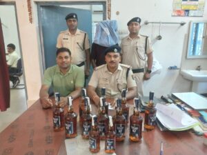 आरपीएफ ने अंग्रेजी शराब के साथ एक युवक को दबोचा