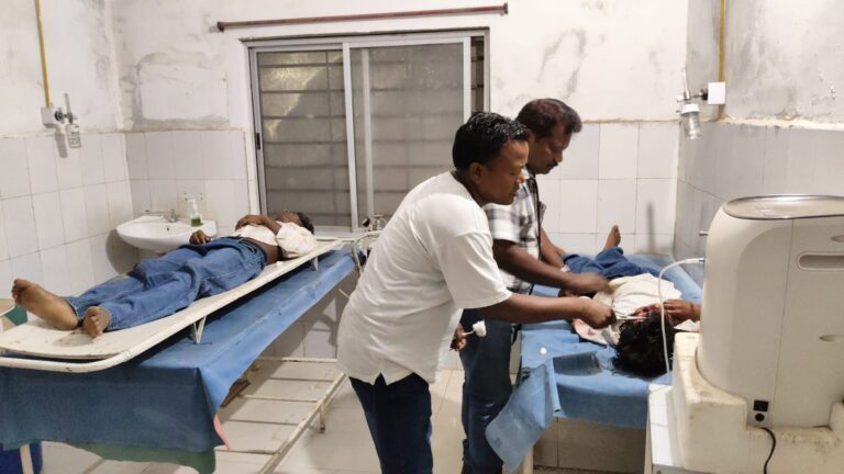 तेज रफ्तार बाइक गड्ढे में गिरी, तीन किशोर घायल