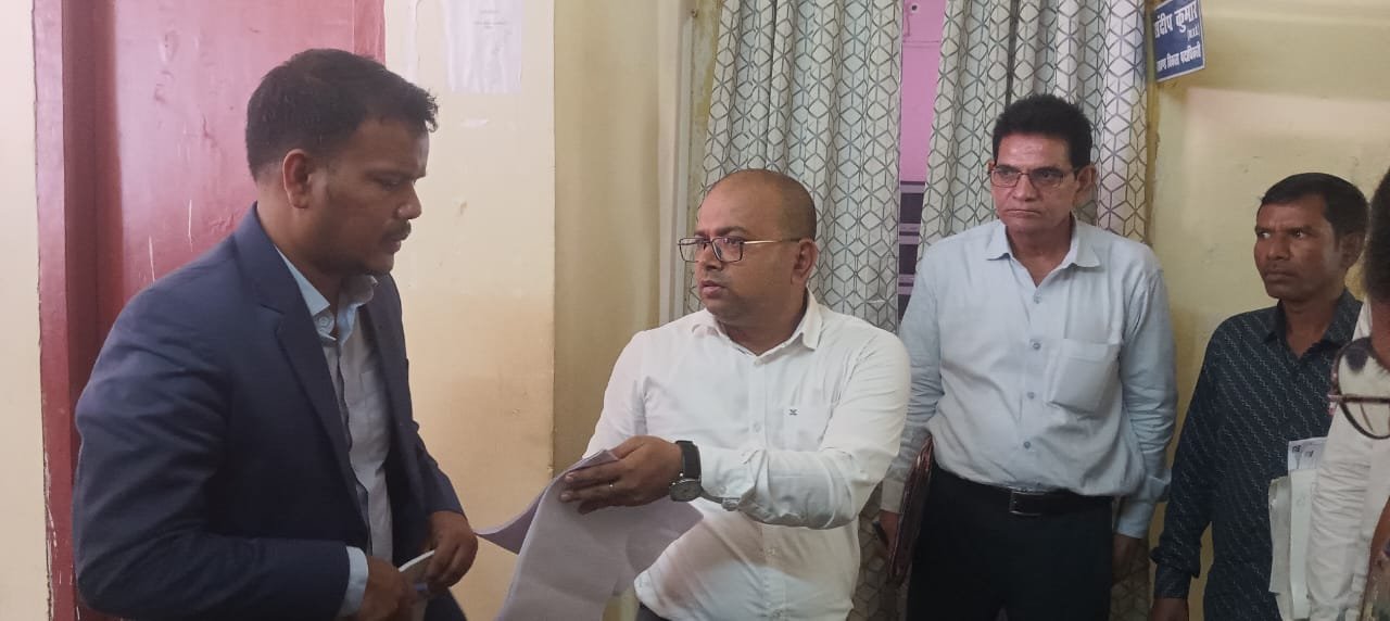 मनिका प्रखंड कार्यालय में एसडीओ ने की मनरेगा योजनाओं की समीक्षा,दिए आवश्यक निर्देश मनिका प्रखंड कार्यालय में एसडीओ ने की मनरेगा योजनाओं की समीक्षा,दिए आवश्यक निर्देश