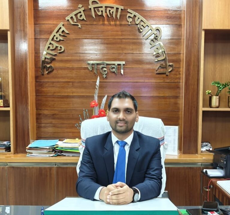 दिनेश कुमार यादव ने गढ़वा के 33वें उपायुक्त के रूप में पदभार ग्रहण किया,प्राथमिकताओं में पारदर्शिता और जनकल्याण
