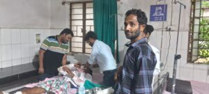 पिक अप वैन की चपेट में आने से बाइक चालक घायल, रेफर