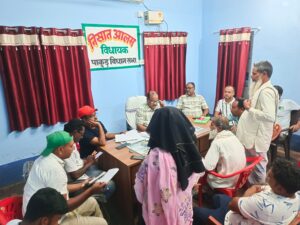बरहड़वा:विधायक प्रतिनिधि बरकत खान ने लगाया जनता दरबार, लोगों की समस्याएं सुनीं