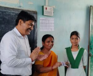 सदर एसडीएम ने स्कूल का औचक निरीक्षण कर बच्चों को नैतिक शिक्षा पढ़ाई, मिड डे मील में साथ किया भोजन और बैग बांटे
