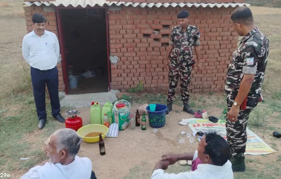 गढ़वा:अवैध शराब के खिलाफ SDM की छापेमारी,अड्डेबाजी करने वालों में मची भगदड़
