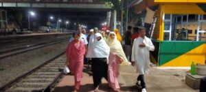 हज के मुकद्दस सफर पर रवाना हुए जायरीन, लोगो ने दुआओ की गुजारिश के साथ किया बिदा