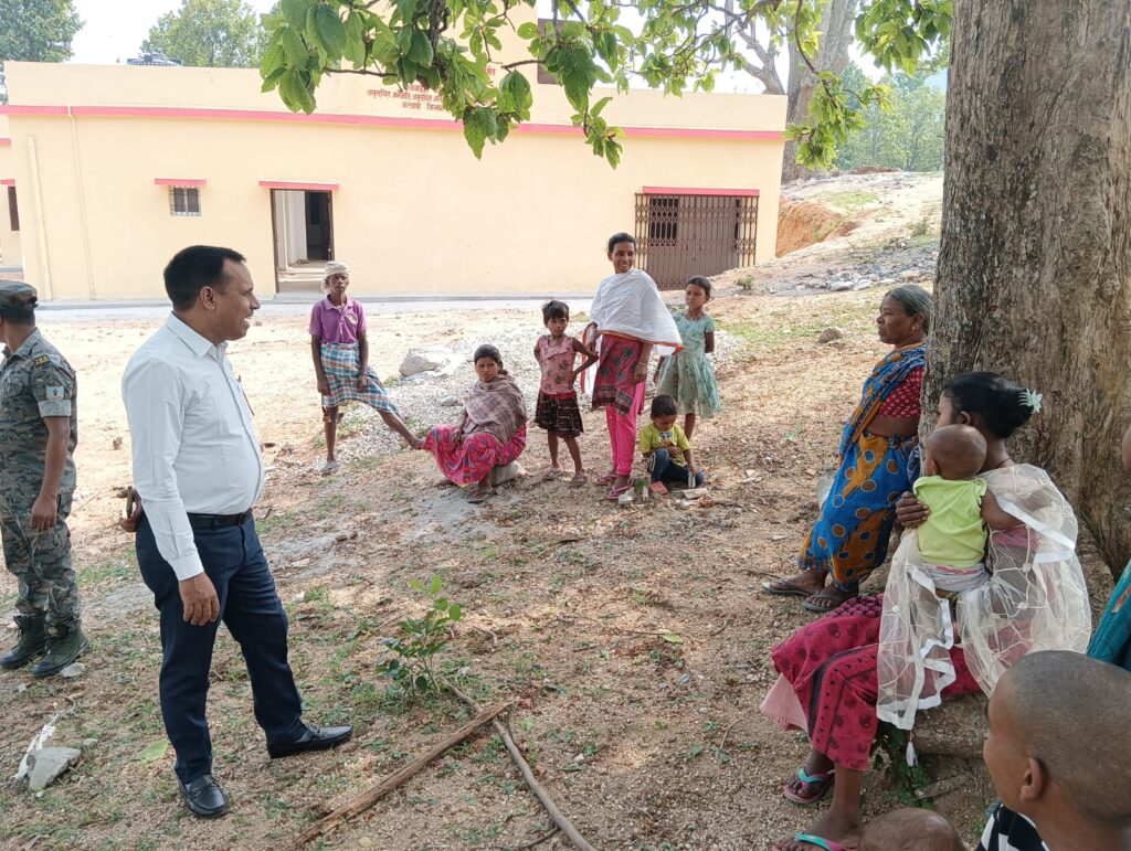 असुर जनजाति परिवार से मिले प्रखंड विकास पदाधिकारी दिनेश कुमार असुर जनजाति परिवार से मिले प्रखंड विकास पदाधिकारी दिनेश कुमार