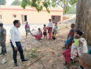 असुर जनजाति परिवार से मिले प्रखंड विकास पदाधिकारी दिनेश कुमार