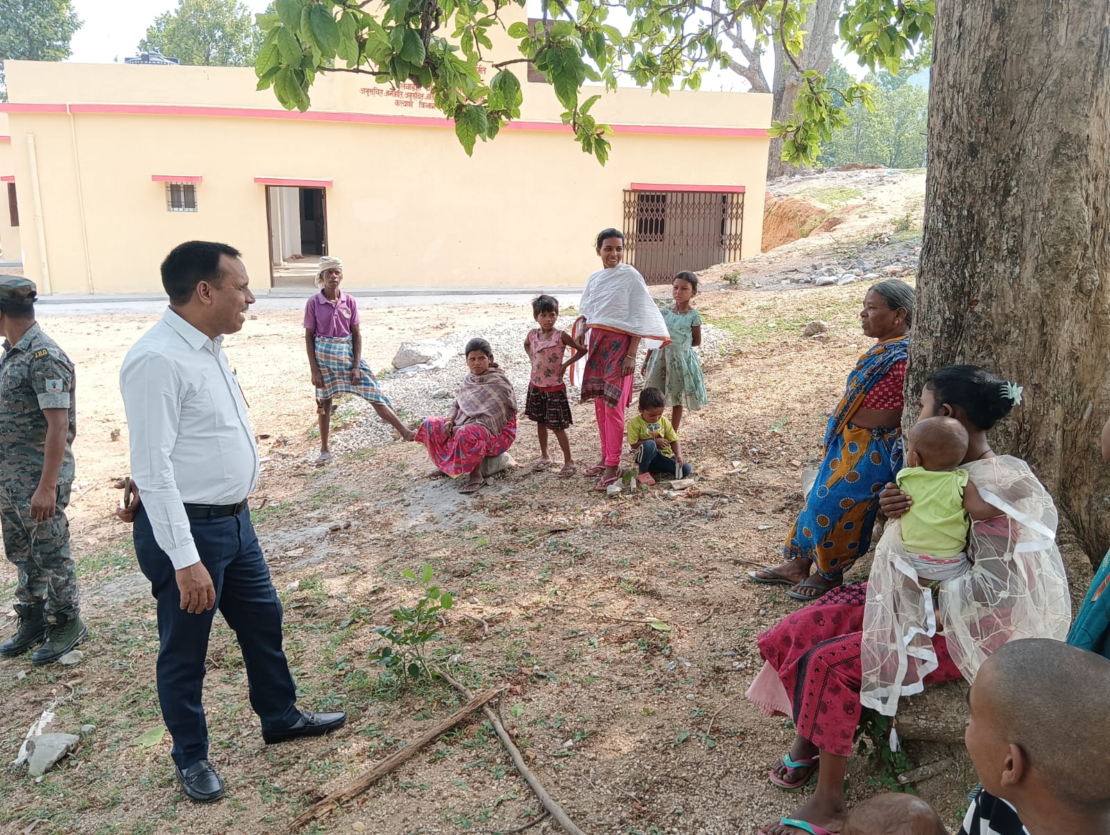 असुर जनजाति परिवार से मिले प्रखंड विकास पदाधिकारी दिनेश कुमार