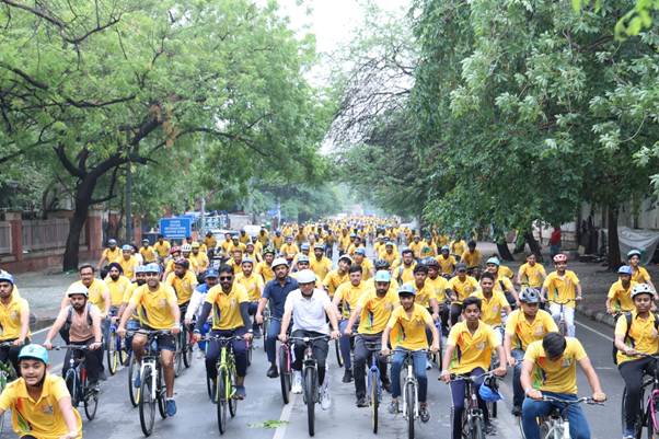 बारिश नहीं रोक सकी जोश:‘संडे ऑन साइकिल’ में 300 से अधिक प्रतिभागियों ने दिल्ली से अगरतला तक दिखाई फिटनेस की मिसाल बारिश नहीं रोक सकी जोश:‘संडे ऑन साइकिल’ में 300 से अधिक प्रतिभागियों ने दिल्ली से अगरतला तक दिखाई फिटनेस की मिसाल