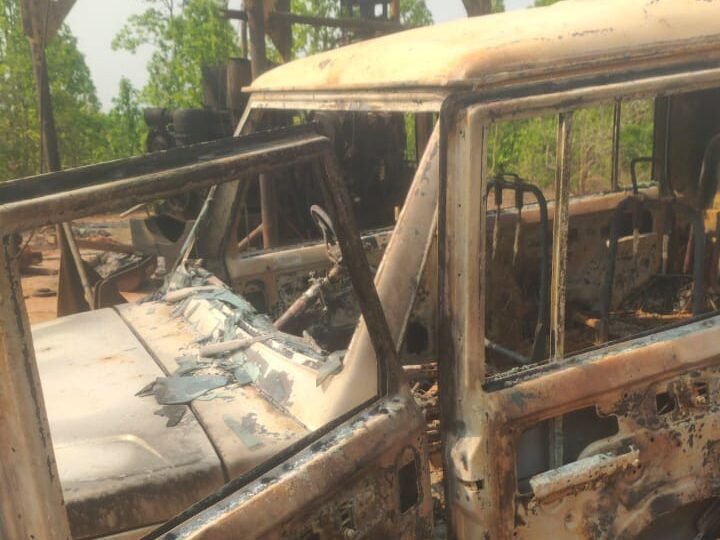 लातेहार में नक्सलियों का तांडव:खनिज सर्वे कर रही कंपनी की 8 गाड़ियों को किया आग के हवाले