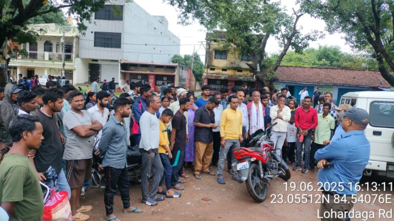 गुमला:दुनदुरिया में मोटरसाइकिल वाहन चेकिंग एवं सड़क सुरक्षा जागरूकता अभियान का आयोजन