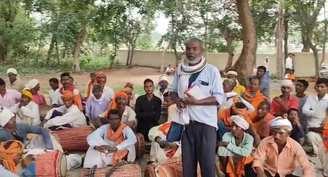 22 मौजा के सरहुल में उमड़ा जनसैलाब, नृत्य करने वालों ने प्रस्तुत की अपनी कला 22 मौजा के सरहुल में उमड़ा जनसैलाब, नृत्य करने वालों ने प्रस्तुत की अपनी कला