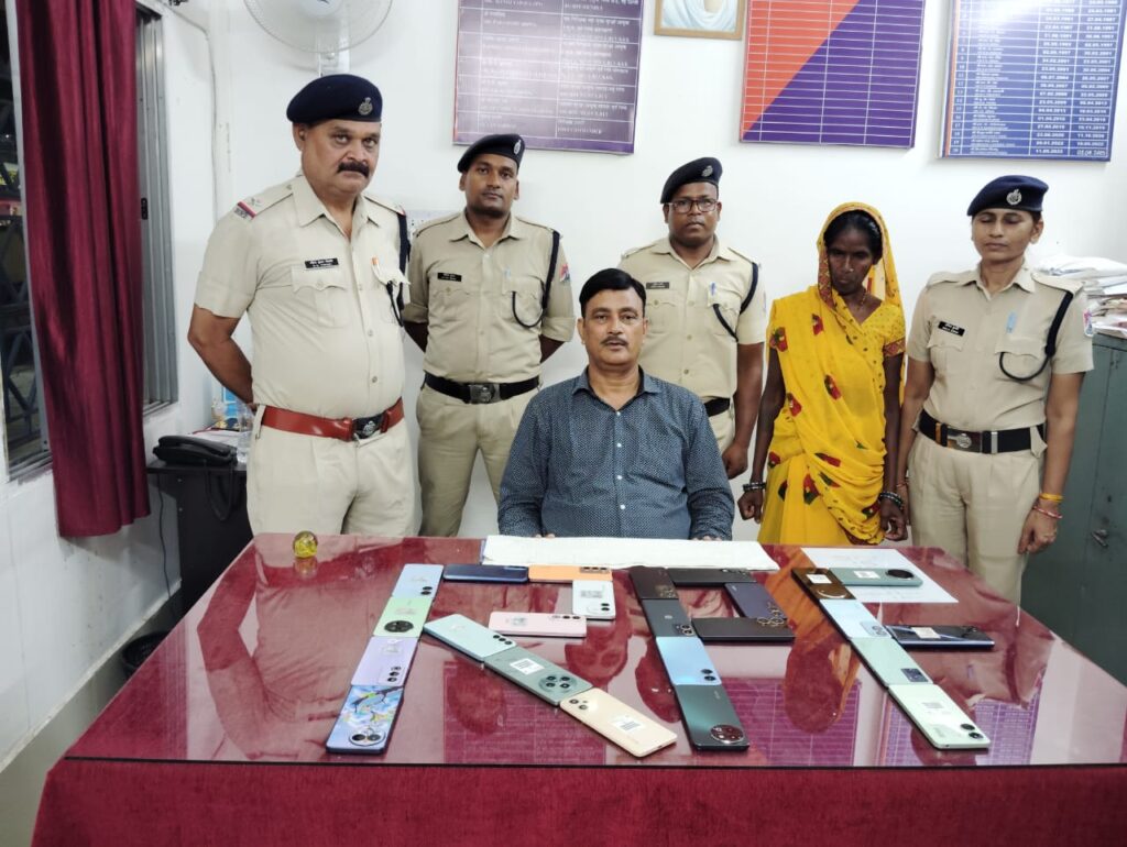 24 पीस मोबाइल के साथ एक महिला गिरफ्तार, बंगलादेश खपाने की फिराक में थी महिला