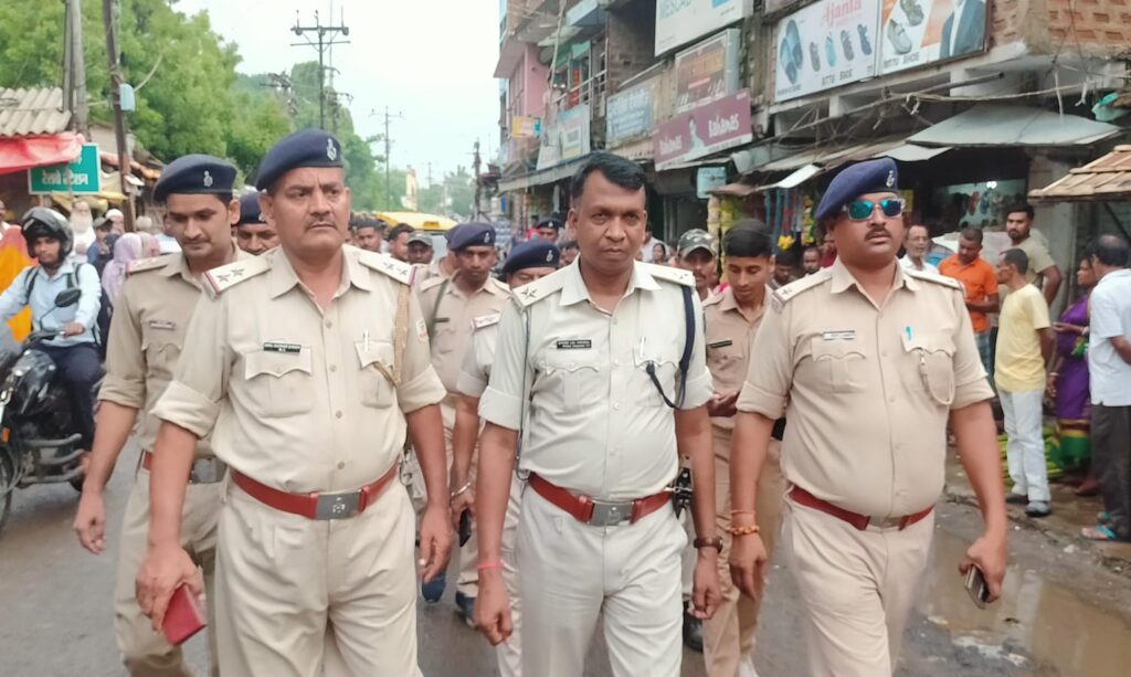 बकरीद को लेकर पुलिस ने किया फ्लैग मार्च