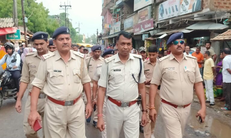 बकरीद को लेकर पुलिस ने किया फ्लैग मार्च
