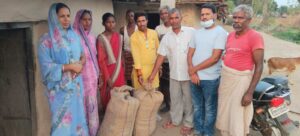 दुःखद परिस्थिति में मृतक के परिवार वालों की पंचायत की मुखिया ने की आर्थिक सहायता