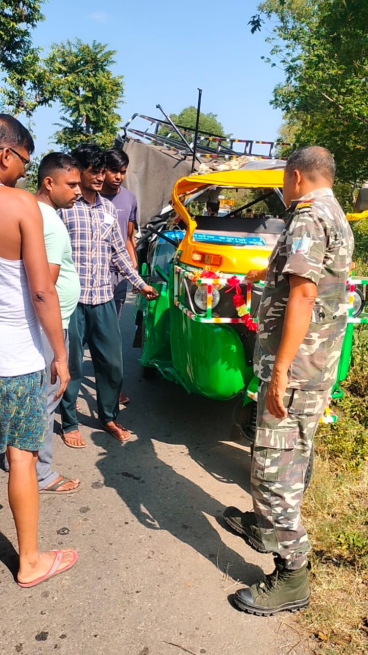 बस और टेंपो में सीधी भिड़ंत, दर्जनों लोग घायल