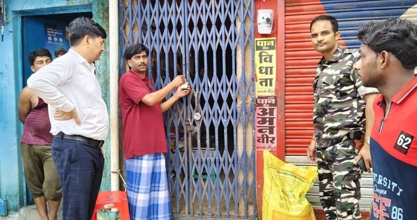 एसडीएम ने नशे के विरुद्ध की छापेमारी, खाद बीज दुकान से 135 बोतल अवैध शराब बरामद