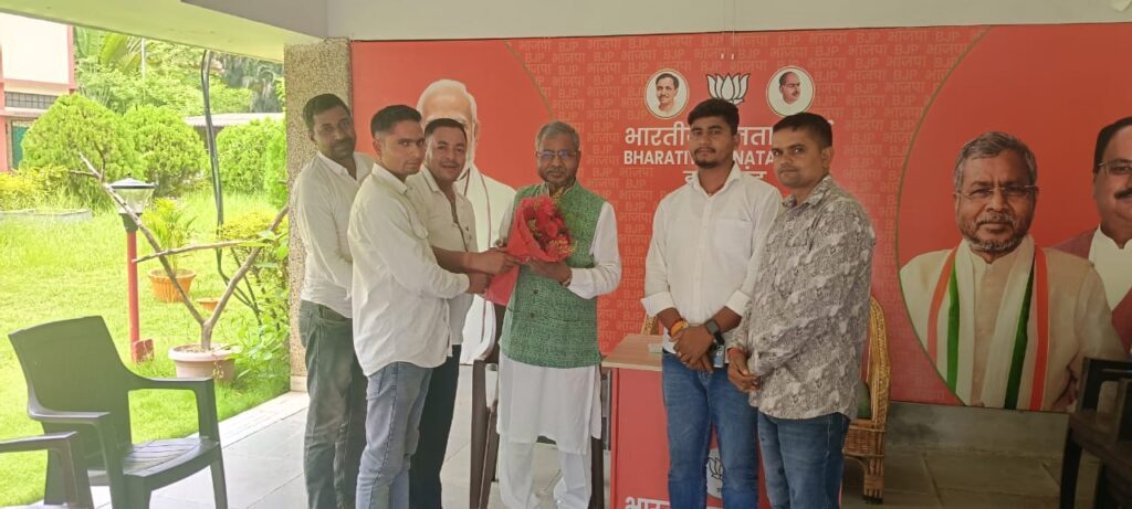 भारतीय जनता पार्टी के कार्यकर्ताओं ने किया पूर्व मुख्यमंत्री से मुलाकात