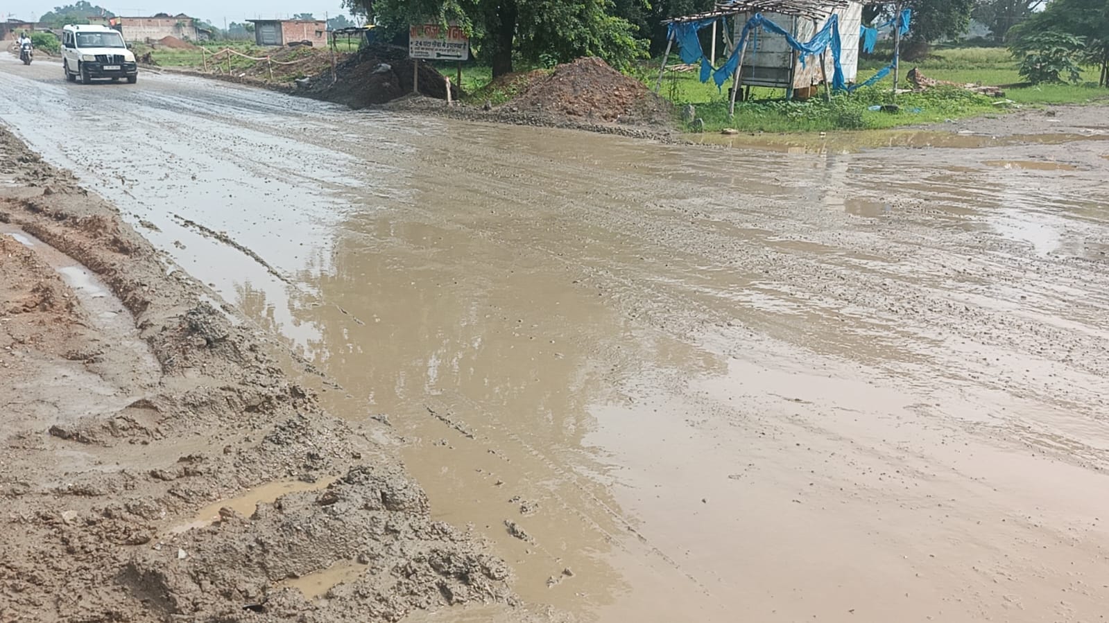 फोरलेन सड़क निर्माण कार्य कर रही कंपनी के लापरवाही से सड़क कीचड़ में तब्दील, ग्रामीण परेशान