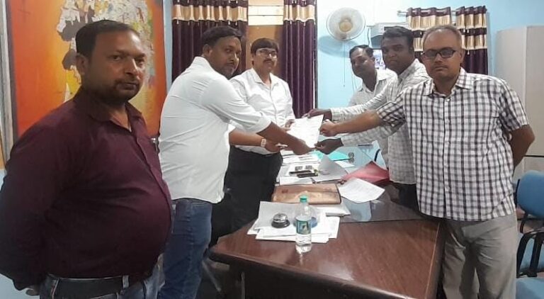 झारखंड में पत्रकारों पर बढ़ते हमले और फर्जी मामलों की जांच की मांग को लेकर लातेहार में सौंपा गया ज्ञापन