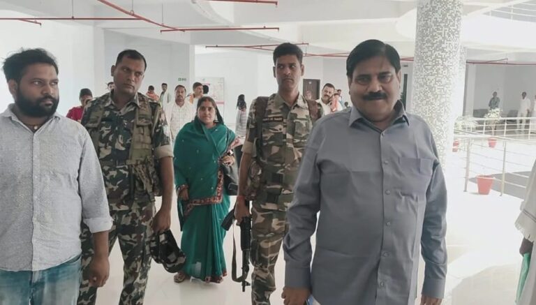 गढ़वा: विधायक सत्येंद्र नाथ तिवारी ने उपायुक्त से मुलाकात कर, मनरेगा, जल जीवन मिशन और भूमि घोटालों की जांच की की मांग