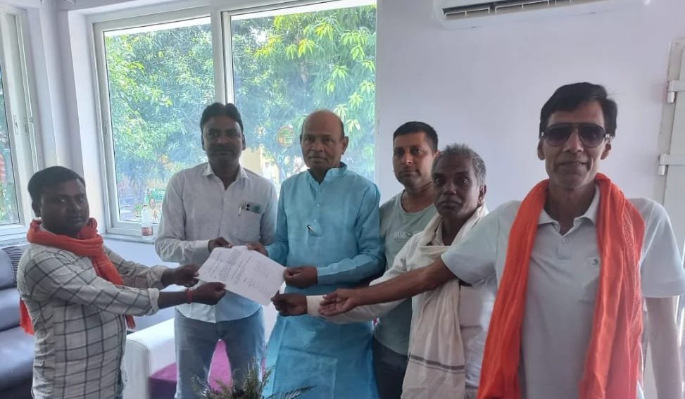 गढ़वा: कांडी प्रखंड के कृषक मित्रों ने विधायक को सौंपा मानदेय बढ़ाने का मांगपत्र