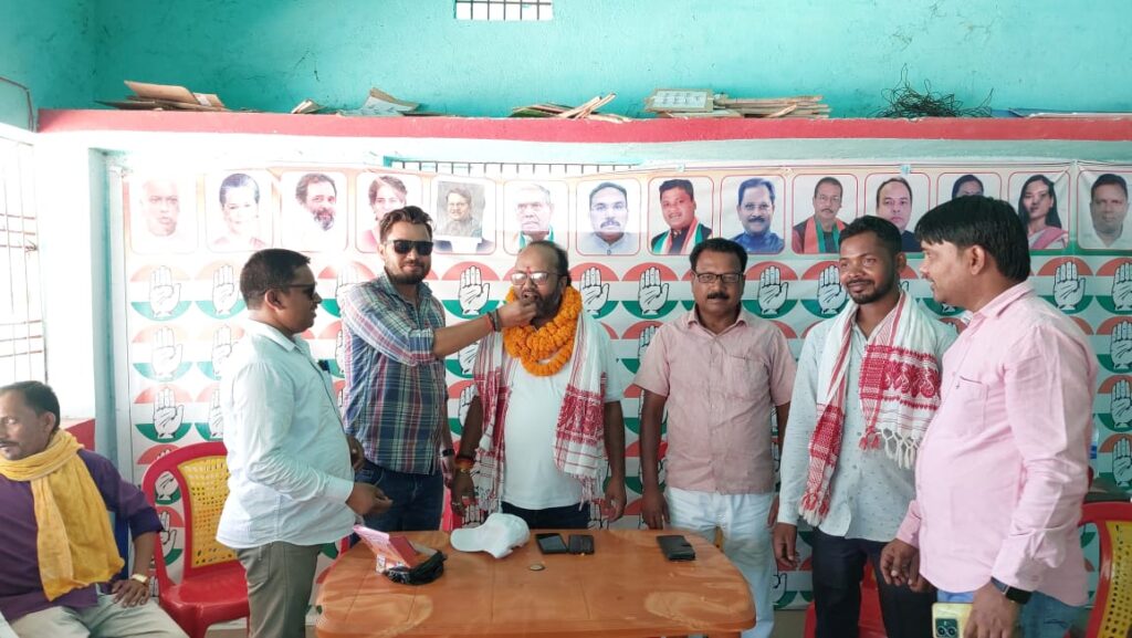 लातेहार:पंकज तिवारी के मनोनयन पर कांग्रेस कार्यकर्ताओं ने किया जोरदार स्वागत