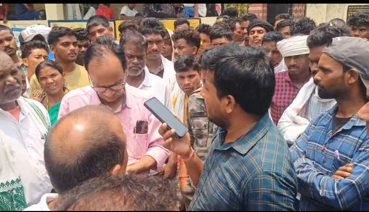 लातेहार सदर अस्पताल में एंबुलेंस व्यवस्था को लेकर हंगामा, घायल युवक की मौत के बाद परिजनों व ग्रामीणों ने किया प्रदर्शन