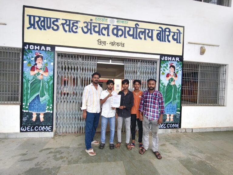 सड़क की दुर्दशा को लेकर अखिल भारतीय विद्यार्थी परिषद ने बीडीओ को सौंपा ज्ञापन।