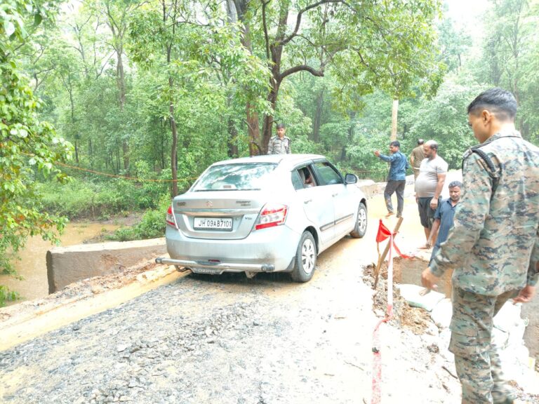 SH-09 पर अवागमन  हुआ बहाल: लवरबंधा पुलिया की अप्रोच पथ अस्थायी मरम्मत के बाद फिर शुरू हुई आवाजाही