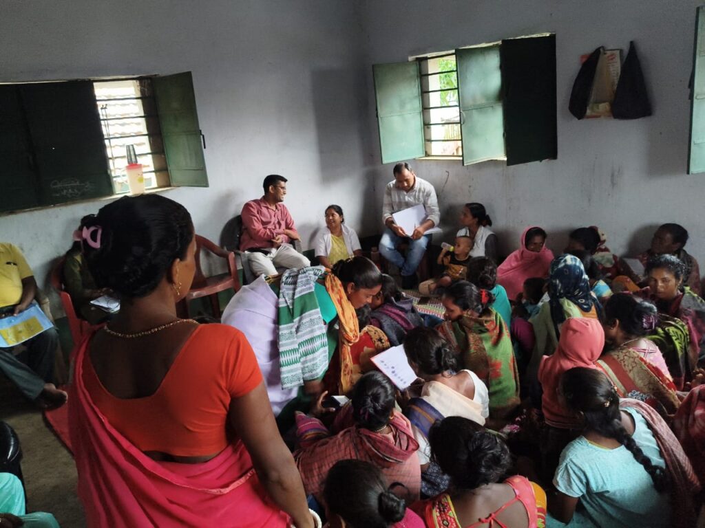 शिविर में जनजातीय समुदाय को सरकारी योजनाओं की दी गई जानकारी