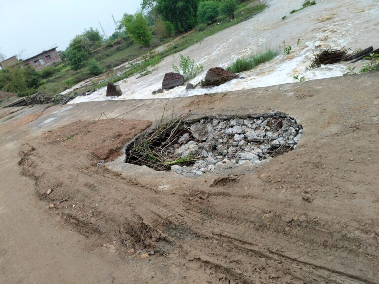 एनएच-39 से पावरग्रिड की ओर जाने वाली मलय नदी की क्षतिग्रस्त पुलिया बनी दुर्घटना को दावतग्रामीणों में आक्रोश, आंदोलन की चेतावनी