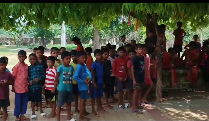 हरिजन आवासीय विद्यालय में रसोइया द्वारा छात्र की पिटाई, गंभीर हालत में छात्र, परिजनों ने किया हंगामा हरिजन आवासीय विद्यालय में रसोइया द्वारा छात्र की पिटाई, गंभीर हालत में छात्र, परिजनों ने किया हंगामा
