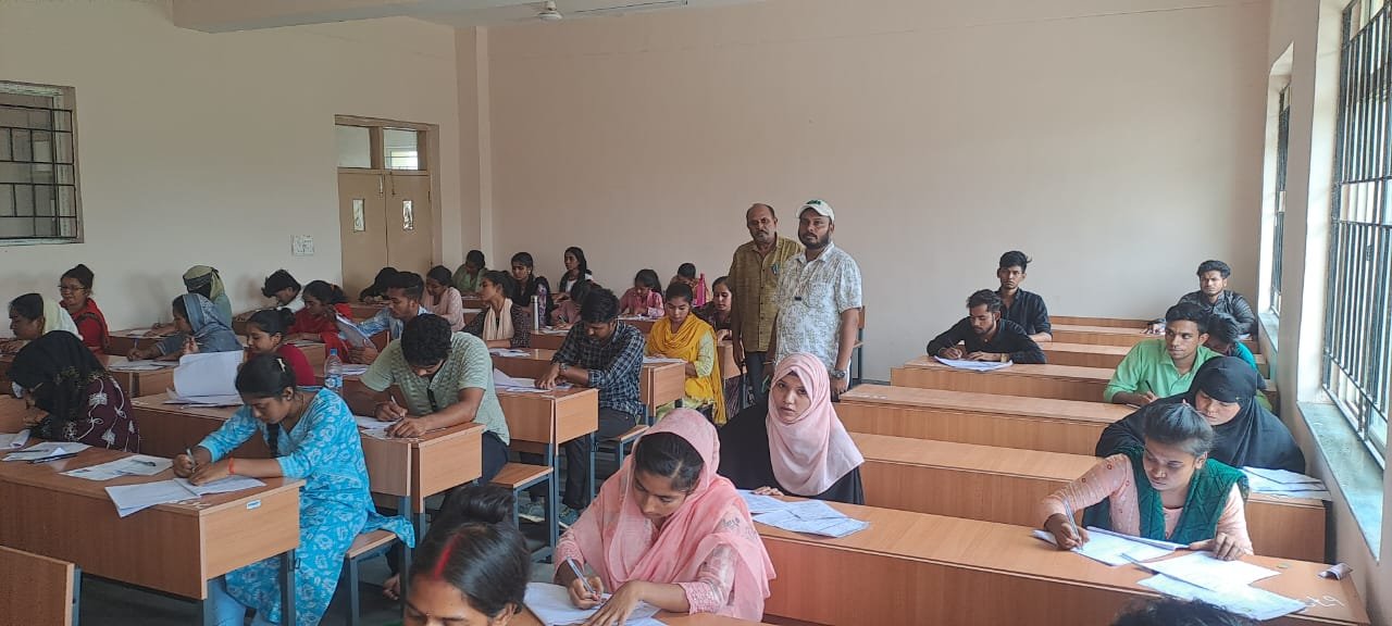 मॉडल कॉलेज में युजी सेमेस्टर 1 की परीक्षा शूरु