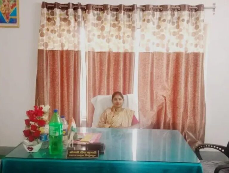 मनरेगा कार्यों में पारदर्शिता हेतु प्रमुख ने जेई को जिम्मेदारी सौंपने की मांग को लेकर बीडीओ को सौंपा पत्र।