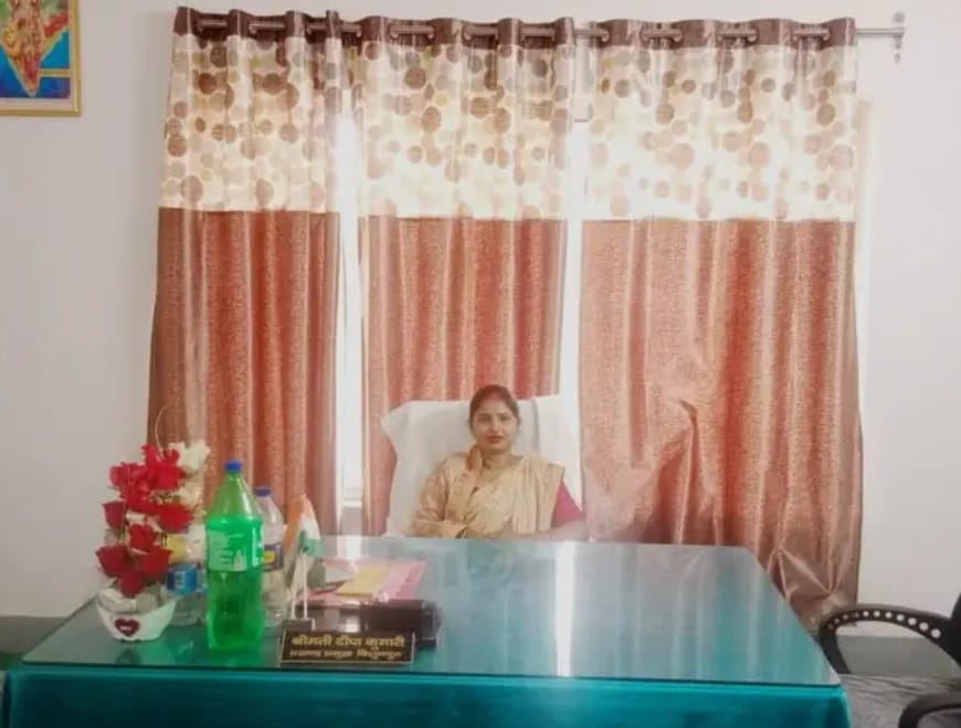 मनरेगा कार्यों में पारदर्शिता हेतु प्रमुख ने जेई को जिम्मेदारी सौंपने की मांग को लेकर बीडीओ को सौंपा पत्र।