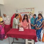 प्रधानमंत्री आवास योजना के 10 वर्ष पूरे होने पर केक काटकर मनाई गई वर्षगांठ