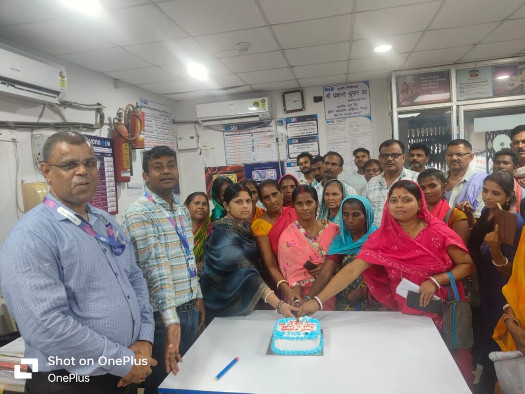 एसबीआई लालमाटी शाखा ने मनाया फाउंडेशन डे,ग्राहकों को किया साइबर सुरक्षा के प्रति जागरूक