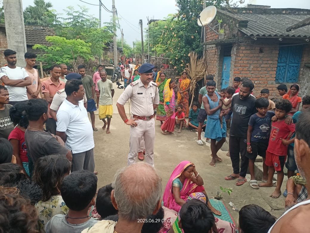 पेड़ में दुपट्टे का फंदे से लटका मिला युवती का शव पेड़ में दुपट्टे का फंदे से लटका मिला युवती का शव