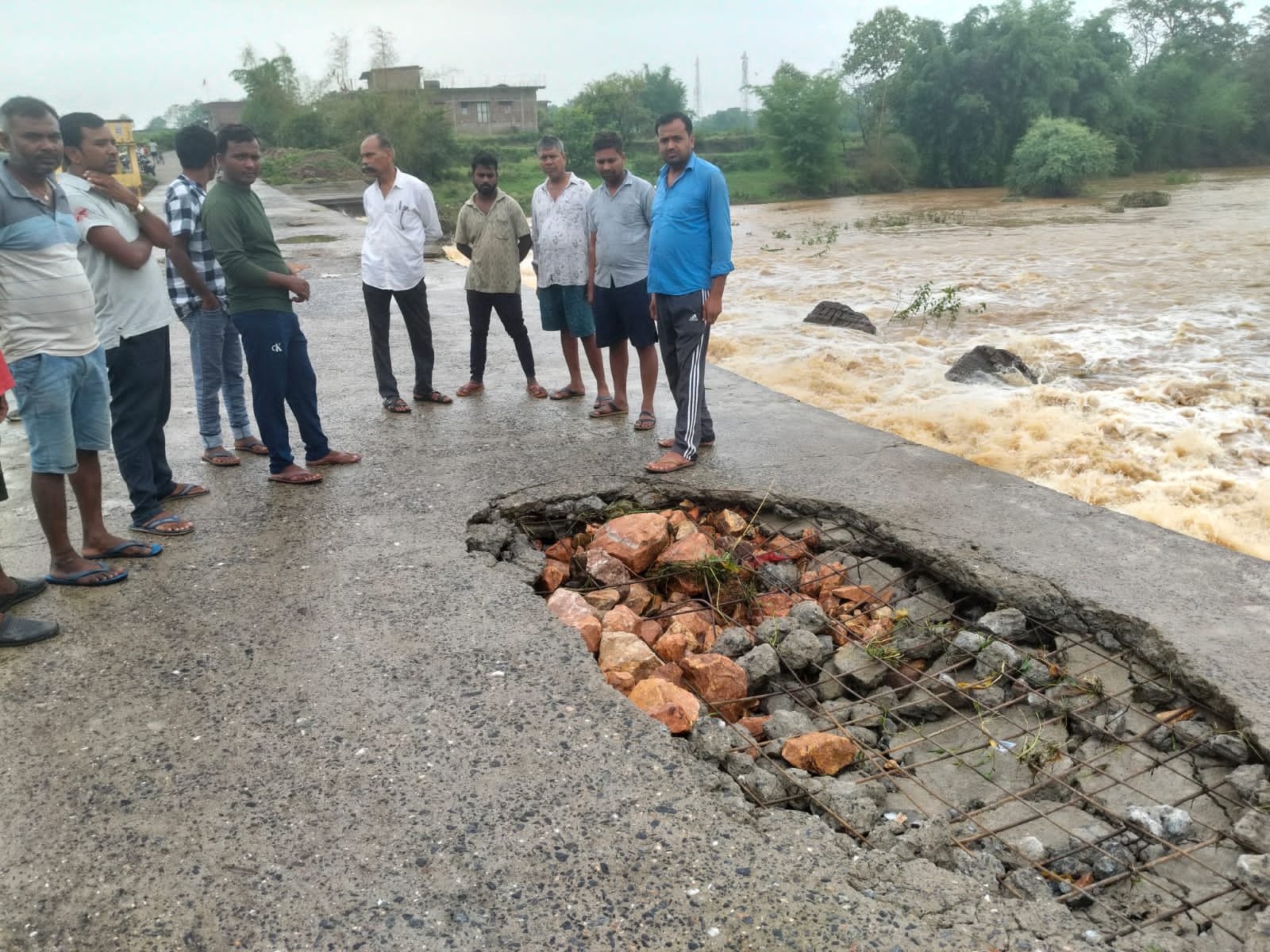 एनएच-39 से पावरग्रिड जाने वाली मलय नदी की पुलिया क्षतिग्रस्त,बड़ी दुर्घटना की आशंका जनप्रतिनिधि सुभाष तिवारी ने लिया संज्ञान