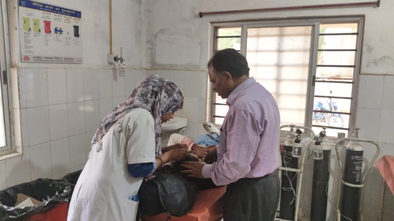 घाघरा में मोटरसाइकिल और मालवाहक की भिड़ंत, युवक-युवती गंभीर रूप से घायल