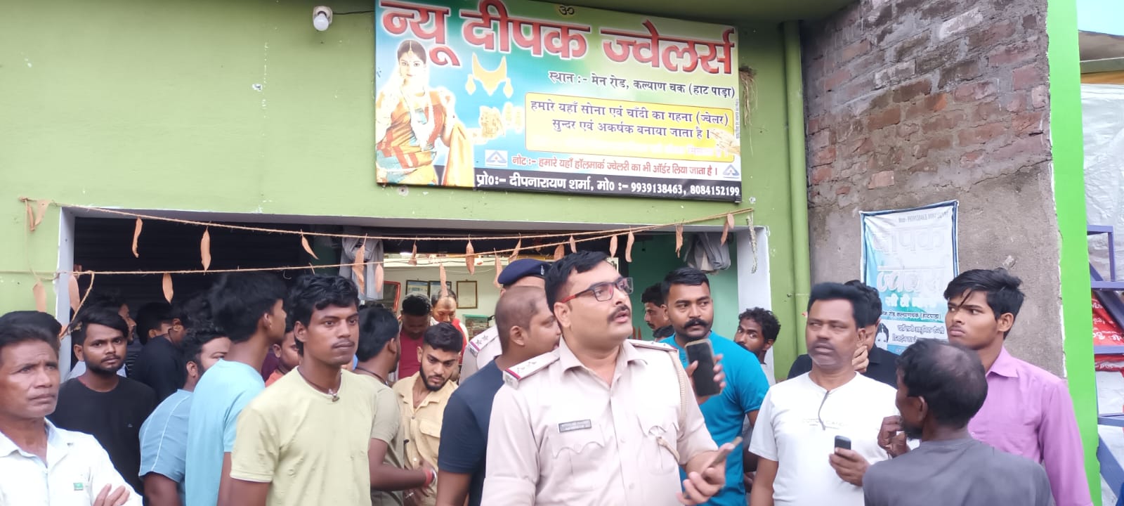 राजमहल :कल्याणचक बाजार में ज्वेलरी दुकान से 4 किलो चांदी की लूट, CCTV पर की फायरिंग