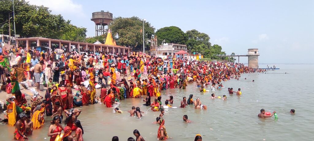 गंगा दशहरा पर हजारों श्रद्धालुओं ने लगाई आस्था की डुबकी। गंगा दशहरा पर हजारों श्रद्धालुओं ने लगाई आस्था की डुबकी।