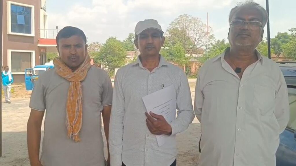 NH-39 फोरलेन निर्माण में मनमानी के खिलाफ रैयतों का विरोध,थाने में दिनभर बैठाए रखा गया NH-39 फोरलेन निर्माण में मनमानी के खिलाफ रैयतों का विरोध,थाने में दिनभर बैठाए रखा गया
