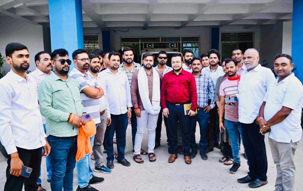 "हमारी बोली हमारी पहचान, भाषा हमारी माँ है साहेब... इसे मत छीनिए" — आशीष भारद्वाज "हमारी बोली हमारी पहचान, भाषा हमारी माँ है साहेब... इसे मत छीनिए" — आशीष भारद्वाज