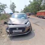 दो गाड़ियों की आमने-सामने टक्कर, बाल-बाल बचे चालक